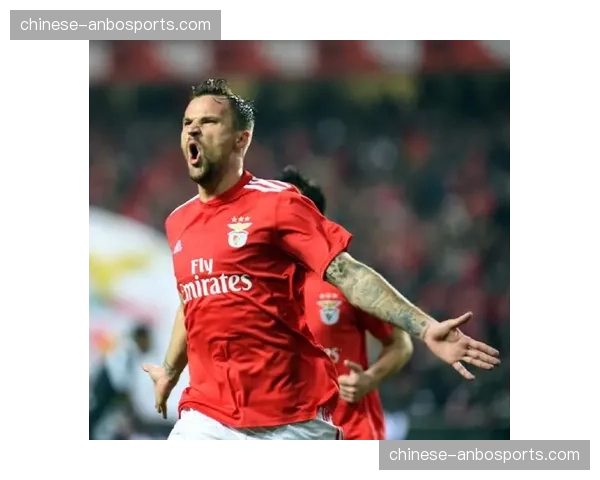 吉尔维森特中场拦截能力不足，面对本菲卡压迫出球困难